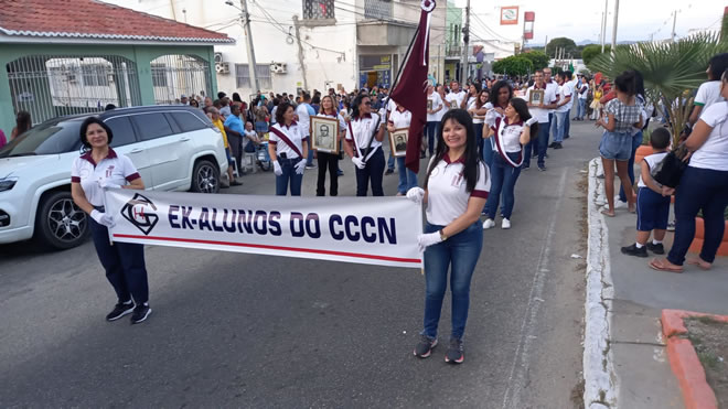 Colégio Comercial de Currais Novos retorna pujante ao desfile cívico, homenageando a histórica instituição, emocionando a muitos e fazendo história.